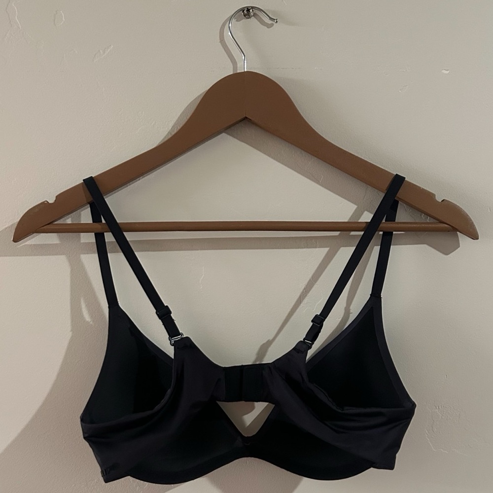 skims | wireless form push-up plunge bra in onyx ↷ - Picture 13 of 16